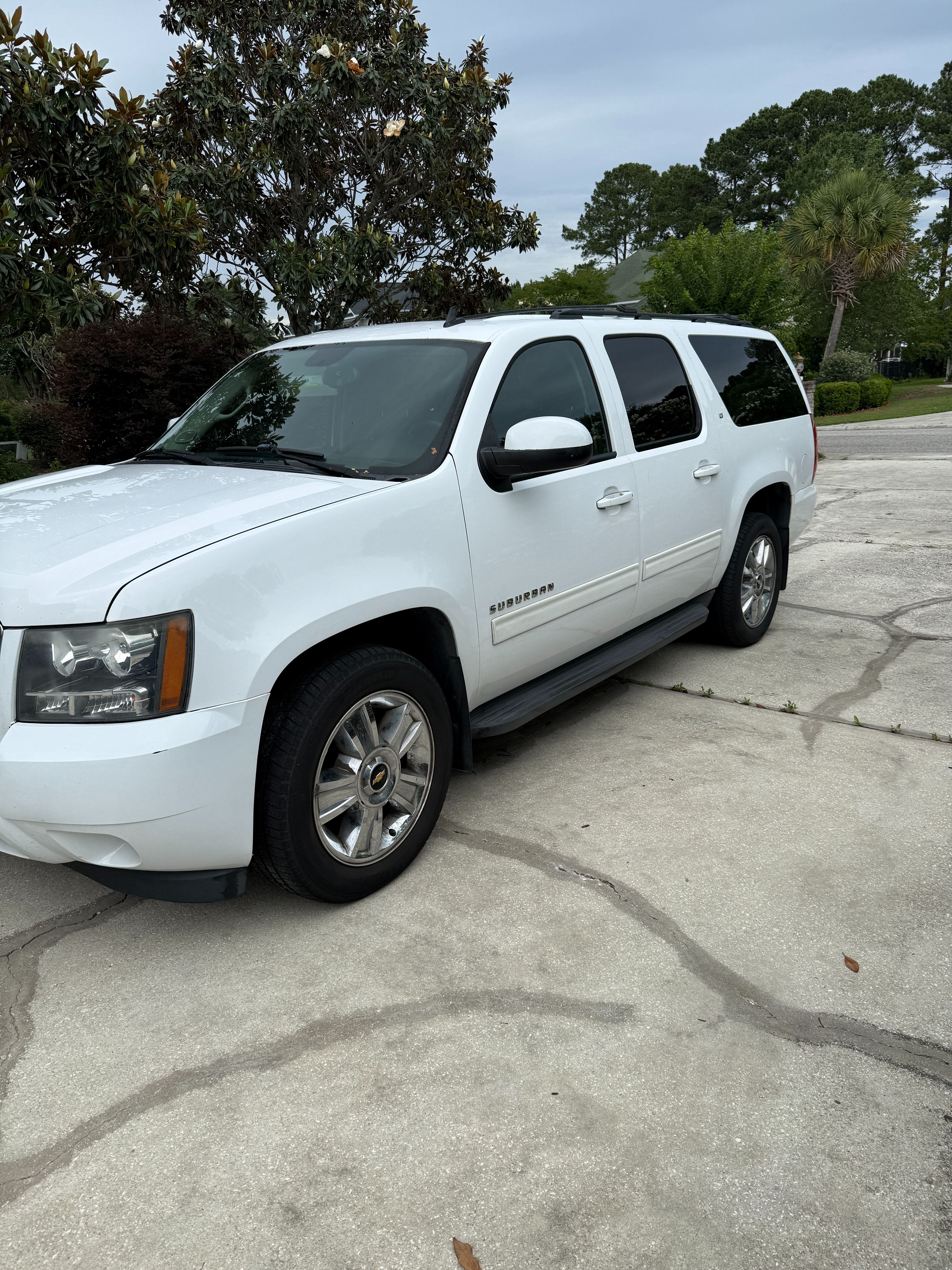 Used 2013 Chevrolet Suburban LT RWD image 22