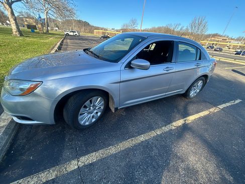Used 2011 Chrysler 200 LX FWD image 2