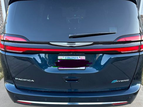 Used 2025 Chrysler Pacifica Select image 10