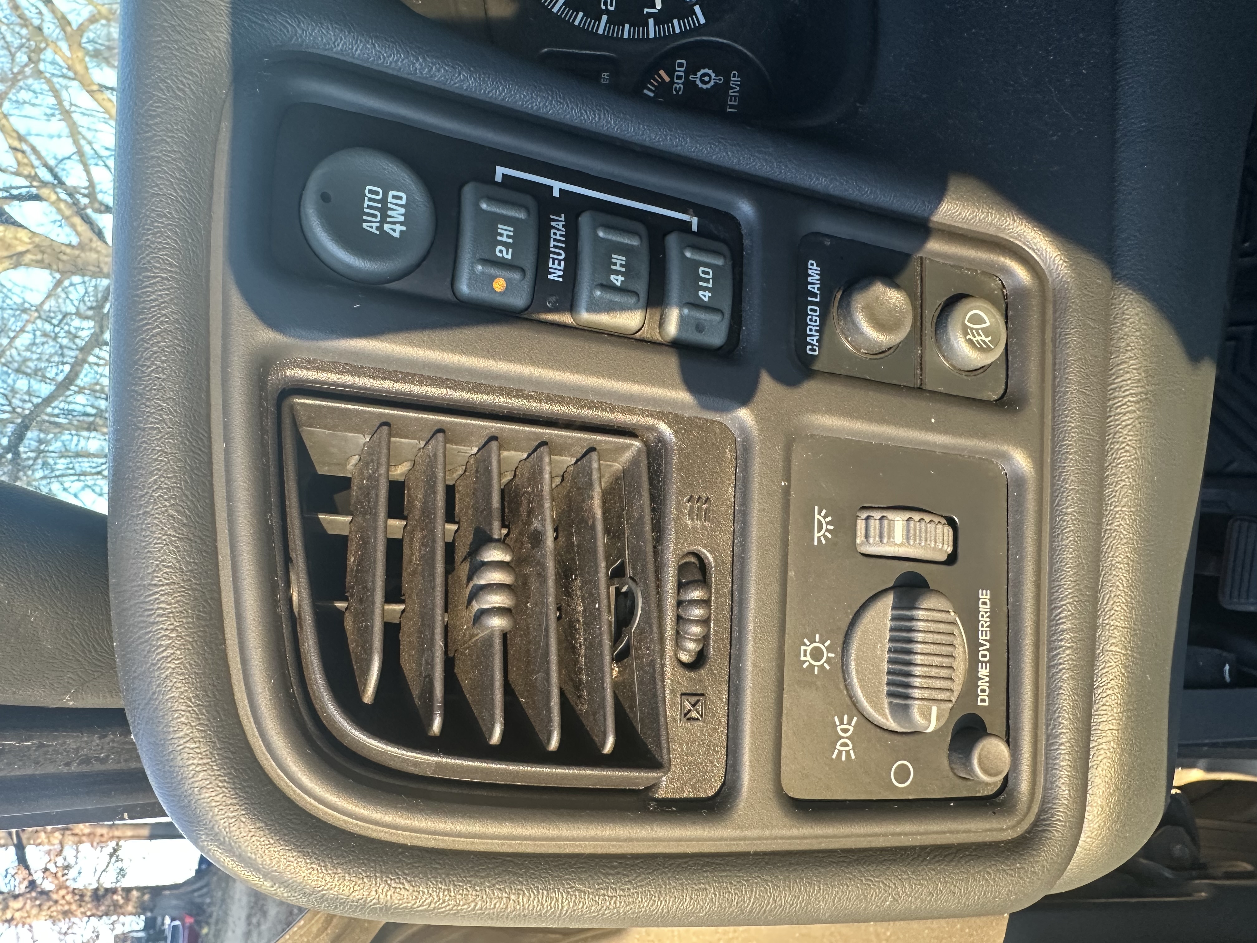 Used 2002 Chevrolet Avalanche 2500 w/ Convenience Pkg AWD/4WD image 14