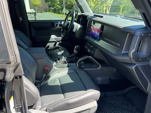 Used 2025 Ford Bronco Badlands image 11