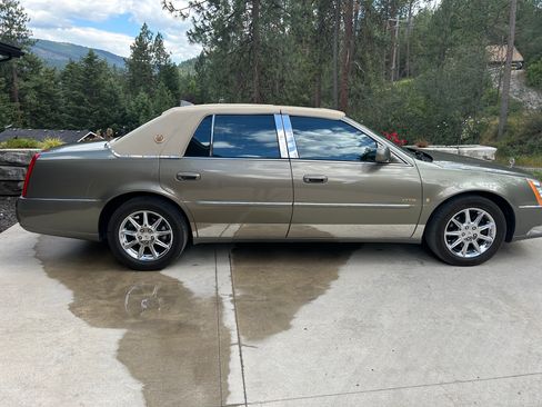 Used 2010 Cadillac DTS Luxury FWD image 4