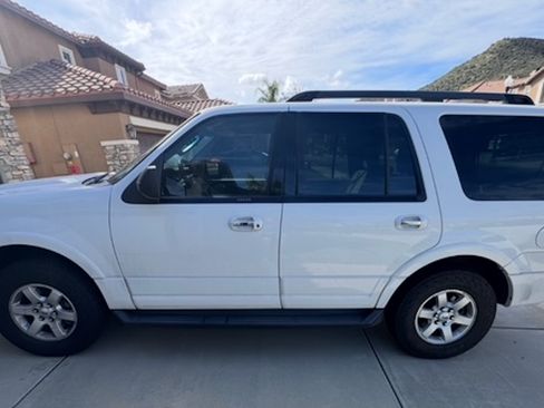 Used 2010 Ford Expedition XLT image 2