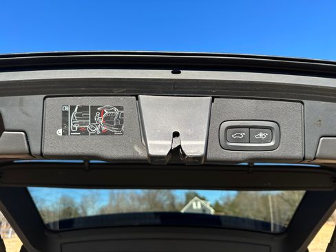 Used 2021 Volvo XC60 T6 Momentum image 22