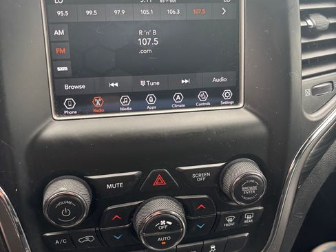 Used 2020 Jeep Grand Cherokee Laredo w/ Security & Convenience Group AWD/4WD image 14