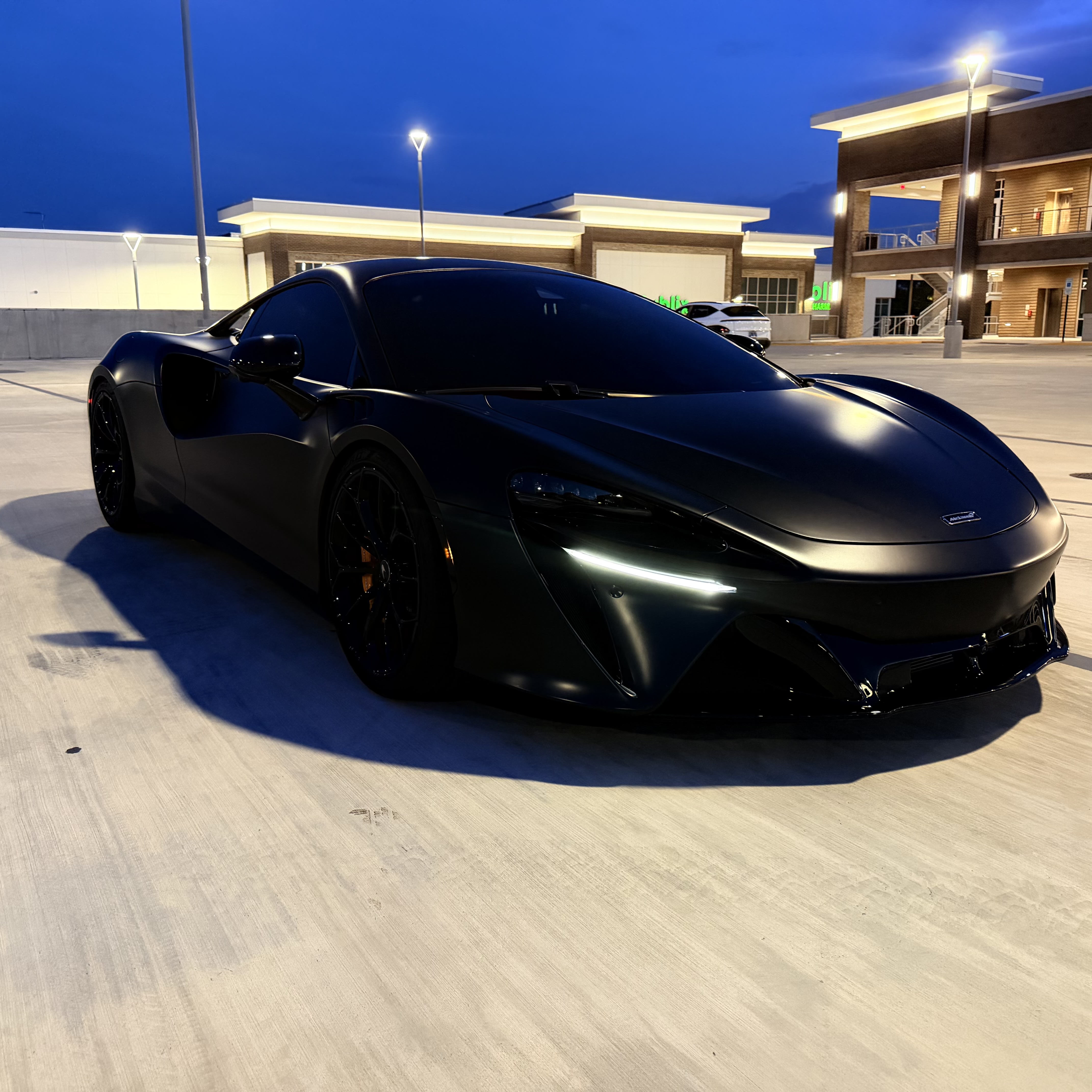 Used 2023 McLaren Artura RWD image 2