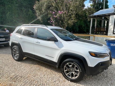 Used 2020 Jeep Cherokee Trailhawk w/ Cold Weather Group AWD/4WD image 2