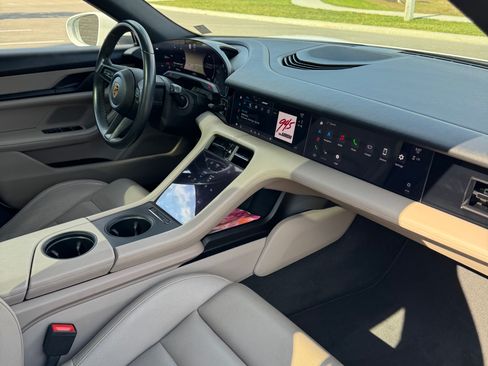 Used 2021 Porsche Taycan image 10