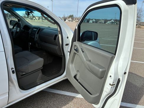 Used 2011 Nissan Frontier SV w/ SV Premium Utility Pkg image 25