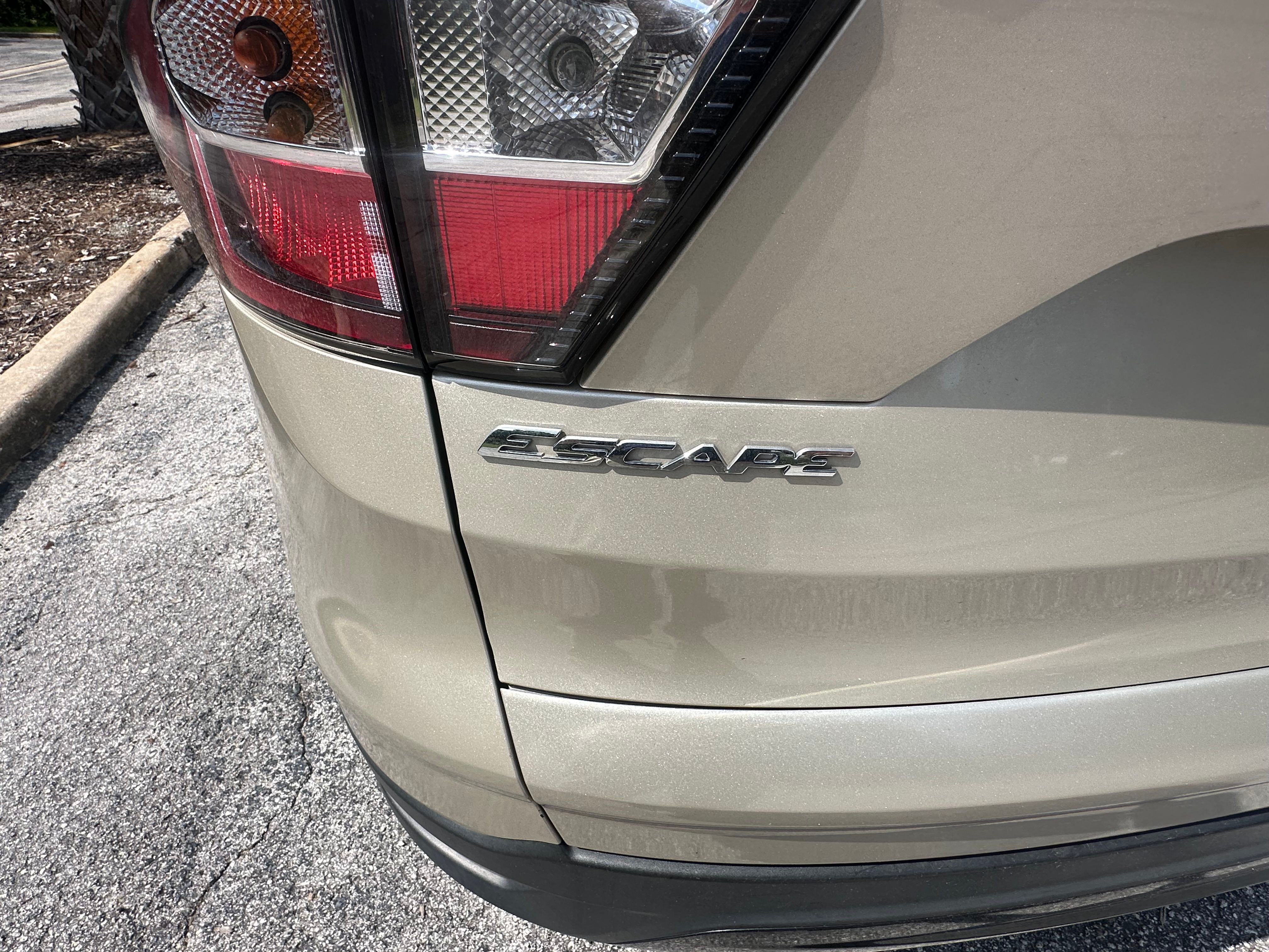 Used 2017 Ford Escape SE w/ SE Sport Appearance Package FWD image 2