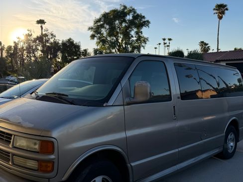 Used 2002 Chevrolet Express 1500 LT RWD image 1