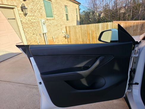 Used 2022 Tesla Model Y Long Range image 11