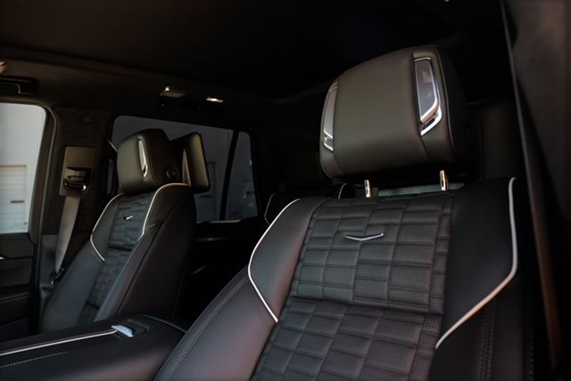 Used 2024 Cadillac Escalade ESV V w/ LPO, ONYX Package AWD/4WD image 9