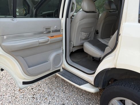 Used 2008 Chrysler Aspen Limited image 6