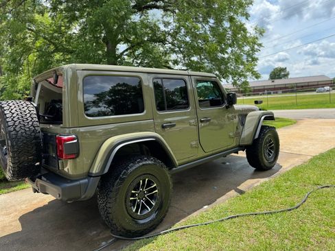 Used 2025 Jeep Wrangler Unlimited Rubicon image 6