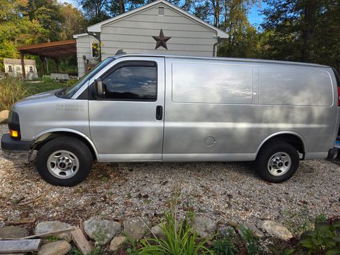 Used 2016 GMC Savana 3500 image 1