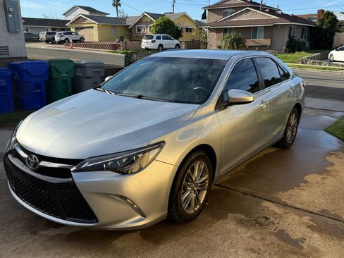 Used 2017 Toyota Camry SE image 1