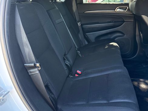 Used 2017 Jeep Grand Cherokee Laredo w/ Quick Order Package 2BE RWD image 2