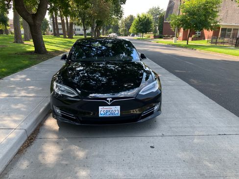 Used 2020 Tesla Model S Long Range Plus image 4