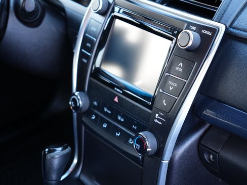 Used 2016 Toyota Camry SE image 11