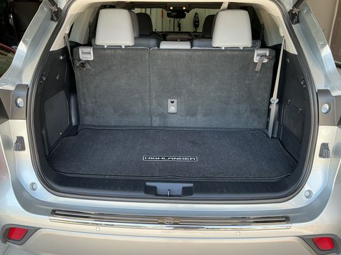 Used 2020 Toyota Highlander Platinum FWD image 4
