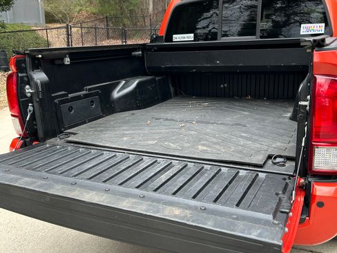 Used 2016 Toyota Tacoma TRD Off-Road w/ Premium & Technology Package image 6