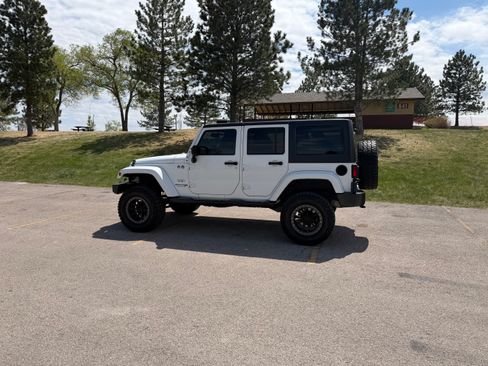 Used 2018 Jeep Wrangler Unlimited Sahara AWD/4WD image 11