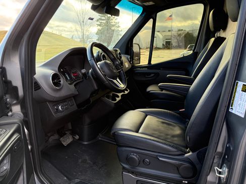 Used 2023 Mercedes-Benz Sprinter 2500 image 14