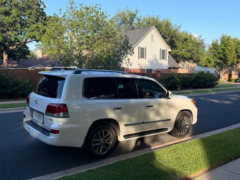 Used 2013 Lexus LX 570 4WD w/ Luxury Pkg image 9