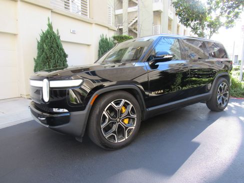 Used 2023 Rivian R1S Adventure image 16