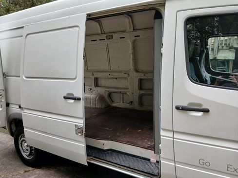 Used 2006 Dodge Sprinter 2500 w/ Comfort Seating Group image 17