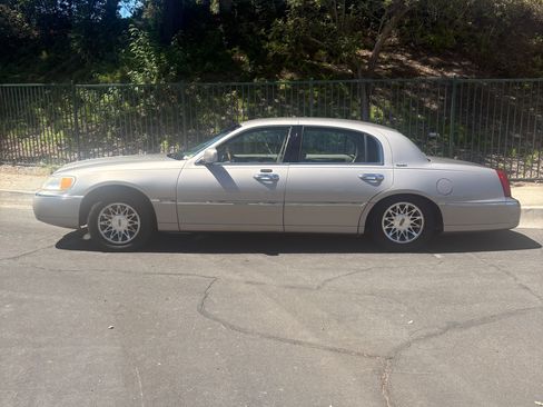Used 2002 Lincoln Town Car Signature RWD image 2