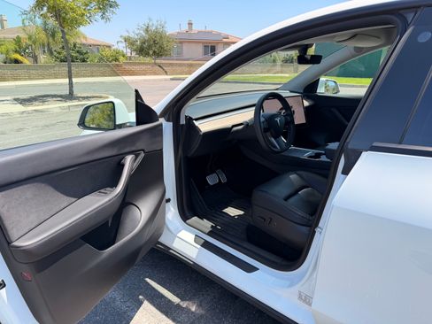 Used 2022 Tesla Model Y Performance AWD/4WD image 25