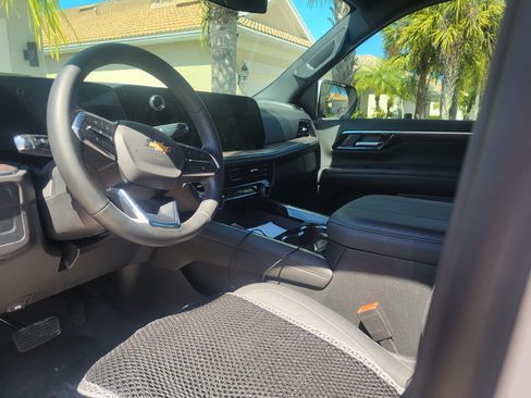 Used 2025 Chevrolet Suburban LS image 15