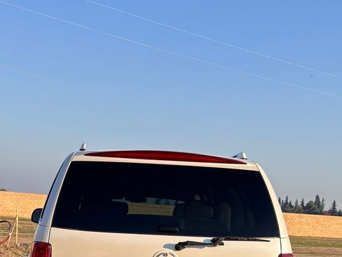 Used 2005 Cadillac Escalade ESV Platinum image 15