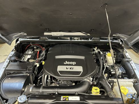 Used 2016 Jeep Wrangler Unlimited Sahara w/ Connectivity Group image 9