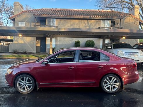 Used 2017 Volkswagen Jetta SEL image 2