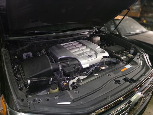 Used 2018 Toyota Land Cruiser Sport Utility 4D w/ Four Season Floor Mat Package image 18