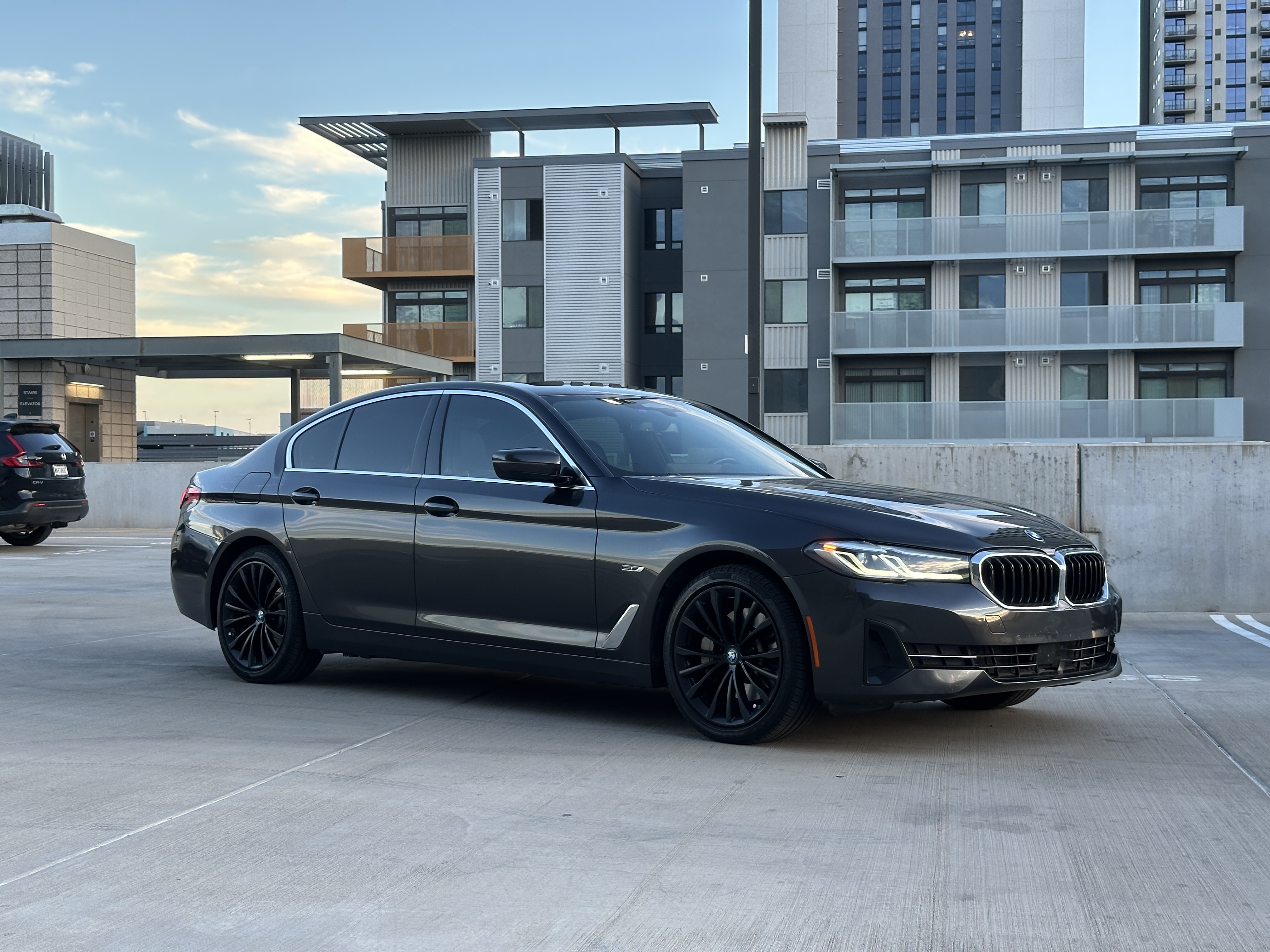 Used 2022 BMW 530e w/ Premium Package RWD image 4