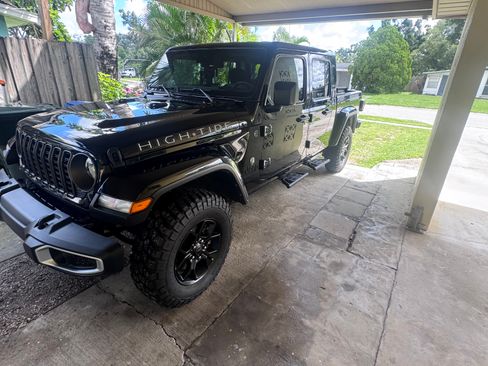 Used 2025 Jeep Gladiator Sport AWD/4WD image 2