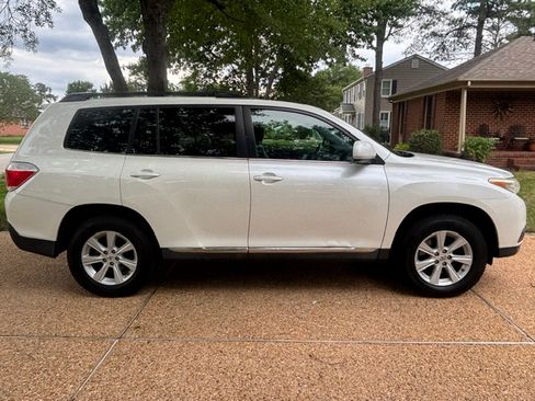 Used 2013 Toyota Highlander Plus AWD/4WD image 2