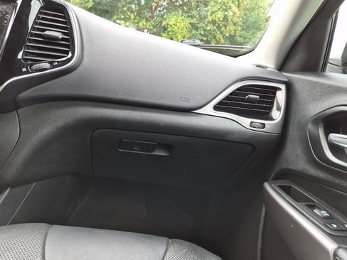 Used 2019 Jeep Cherokee Limited w/ Luxury Group AWD/4WD image 18