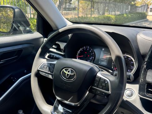 Used 2020 Toyota Highlander L FWD image 19