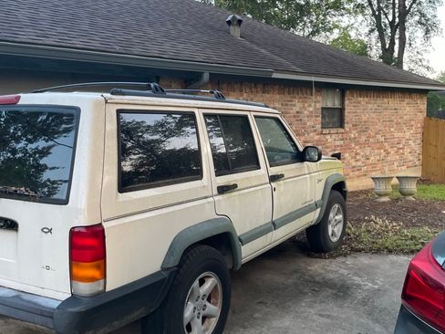 Used 1997 Jeep Cherokee Sport image 4