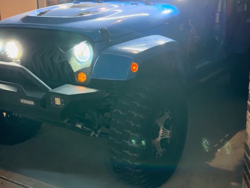 Used 2011 Jeep Wrangler Unlimited Sahara w/ Connectivity Group image 19