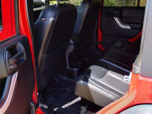 Used 2014 Jeep Wrangler Unlimited Rubicon w/ Connectivity Group image 13