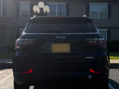 Used 2019 Jeep Compass Latitude w/ Popular Equipment Group FWD image 4
