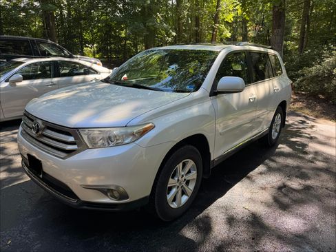 Used 2012 Toyota Highlander SE w/ Tow Pkg AWD/4WD image 8