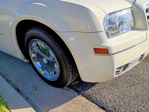 Used 2005 Chrysler 300 Touring image 9