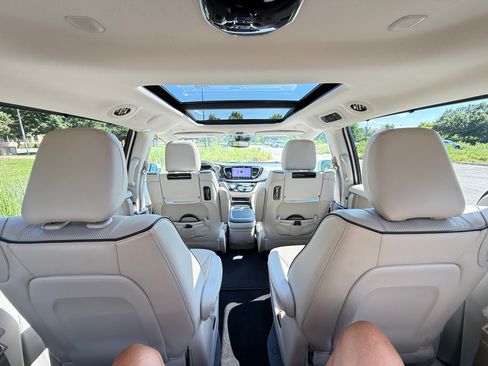 Used 2021 Chrysler Pacifica Limited w/ Uconnect Theater Family Group FWD image 12